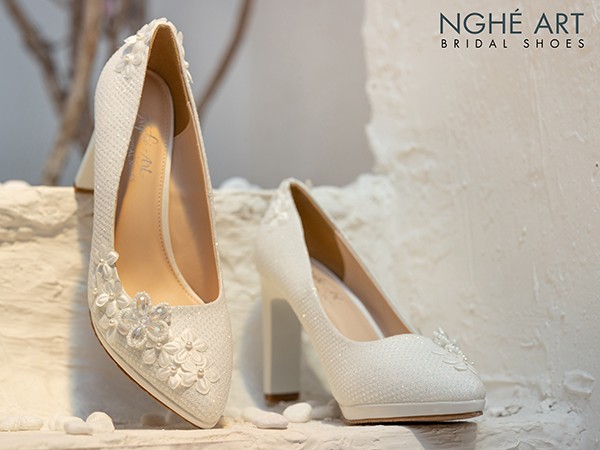 Ngày cưới diện kiểu giày nào lộng lẫy, “sang chảnh” nhất? Cô dâu mới nhất định đừng bỏ qua 8 gợi ý tuyệt hảo dưới đây.