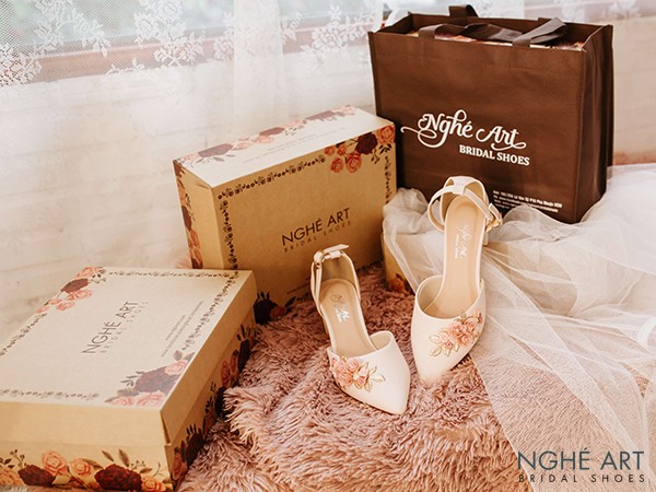 Giày cưới Nghé Art handmade vẫn rất chuyên nghiệp, full box xịn xò.