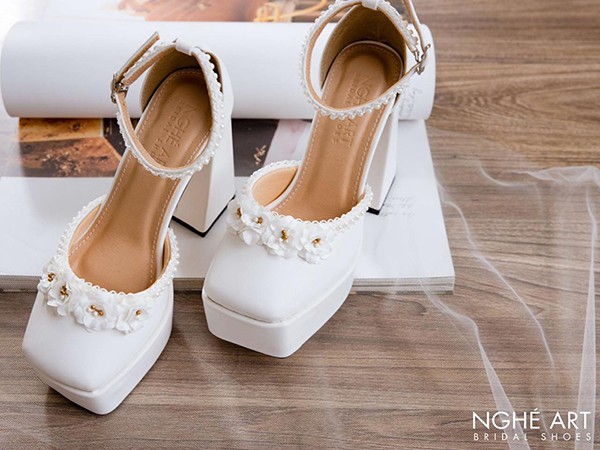 Lựa Chọn Giày Cưới Hoàn Hảo Cho Tiệc Cưới Mùa Hè Trên Bãi Biển