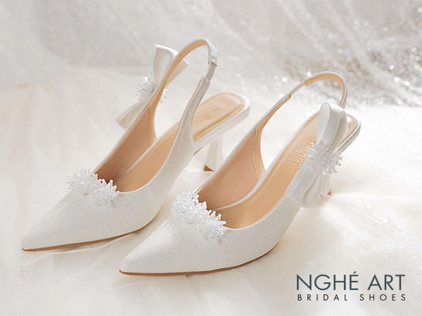 Giày cưới mũi nhọn ánh kim Nghé Art: Tinh hoa của sự thanh lịch và sang trọng cho cô dâu hiện đại