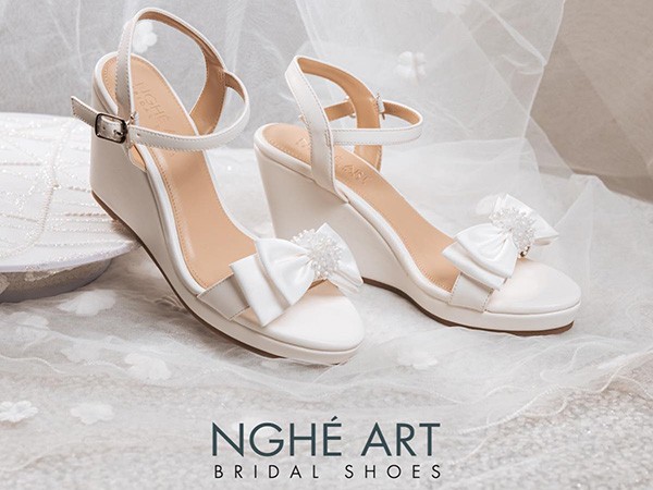 Giày Cưới Cô Dâu Mùa Hè: Nàng Thơ Tỏa Sáng Rực Rỡ Dưới Nắng Vàng