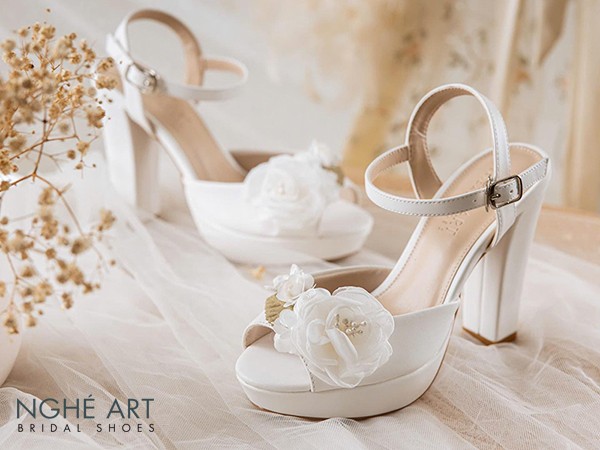 Giày Kỷ Niệm Ngày Cưới – Khi Yêu Thương Còn Ở Lại Trên Từng Bước Chân