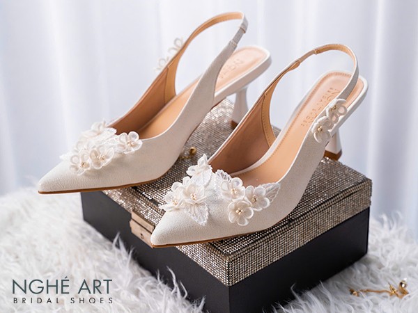 Giày cưới slingback đính hoa 3D dịu dàng nâng bước ngày trọng đại
