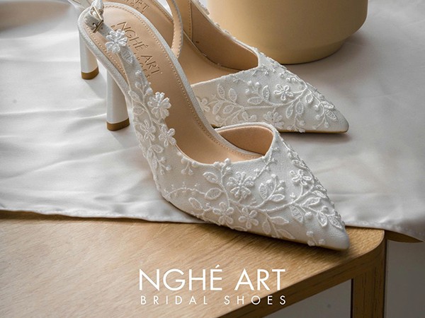 Giày cưới ren trắng slingback – nốt nhạc dịu dàng của ngày lứa đôi