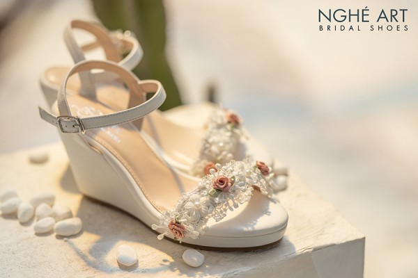 Giày cưới Nghé Art xuồng trắng hoa hồng 290 - 8 phân