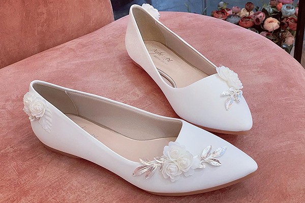 Giày cưới Nghé Art búp bê đính hoa hồng lụa 226 - Trắng