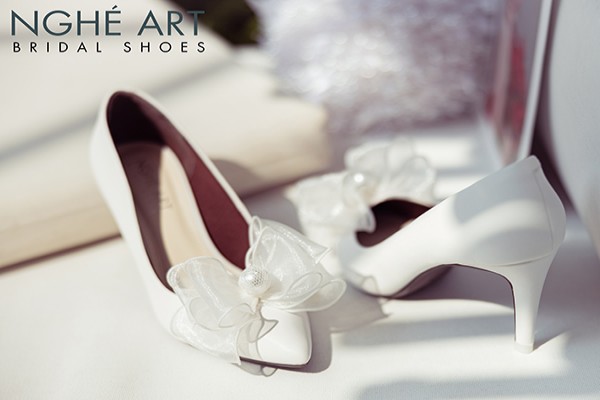 Giày cưới Nghé Art đính nơ voan ngọc trai 330 - 8 phân