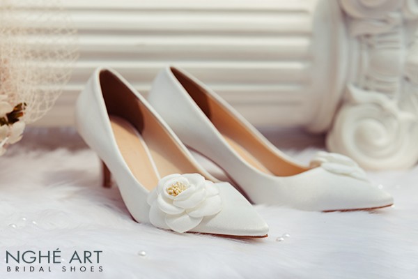 Giày cưới Nghé Art satin trắng đính hoa lụa 334 - Trắng - 7 phân