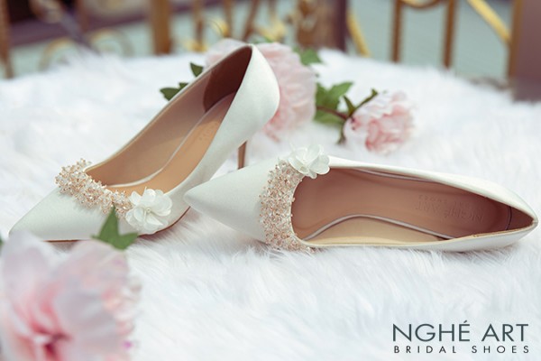 Giày cưới Nghé Art lụa satin đính hoa pha lê 339 - Trắng - 7 phân