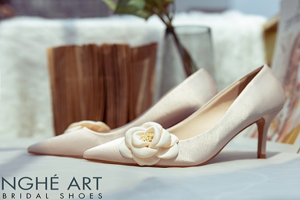 Giày cưới Nghé Art satin trắng đính hoa lụa 334 - Nude - 7 phân