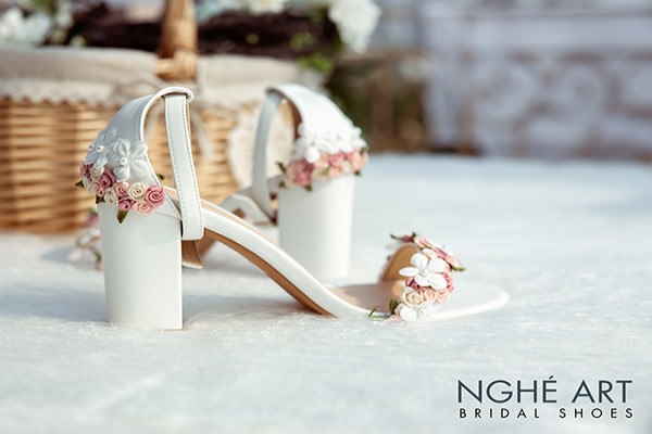 Giày cưới Nghé Art hoa hồng nhí và hoa bưởi 256 - Trắng - 8 phân