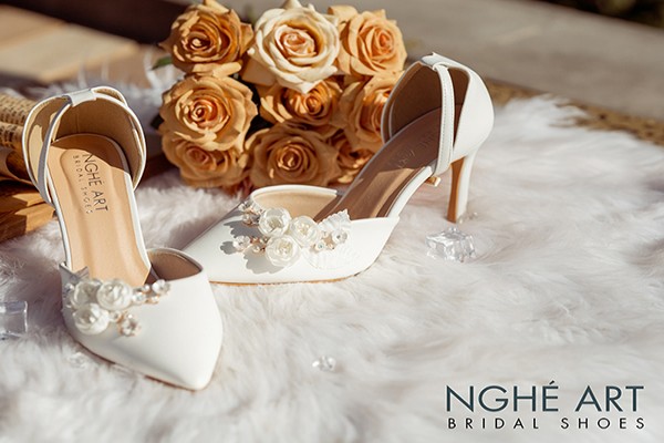 Giày cưới Nghé Art quai ngang đính hoa 216 - 8 phân - hoa trắng