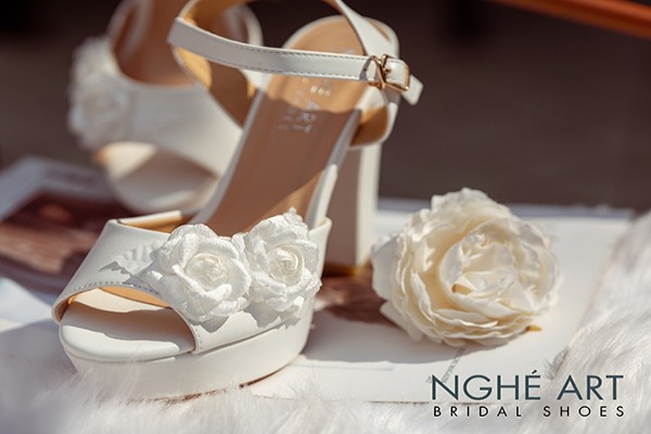 Giày cưới Nghé Art cao gót đính hoa lụa 283 - Trắng