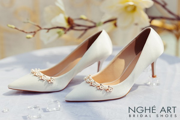 Giày cưới Nghé Art lụa satin trắng nhánh hoa kim loại 325 - Trắng - 7 phân