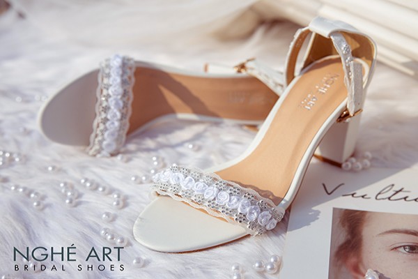 Giày cưới Nghé Art sandal viền hoa 214 - Trắng