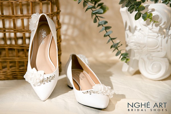 Giày cưới Nghé Art đính hoa trắng 275 - Trắng - 6 phân