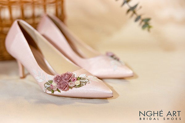 Giày cưới Nghé Art lụa satin hồng đính dãy hoa 360 - Hồng