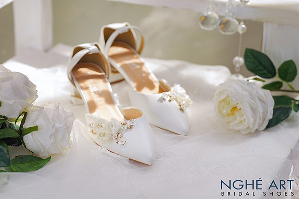 Giày cưới Nghé Art quai ngang đính hoa 216 - 6 phân - hoa trắng
