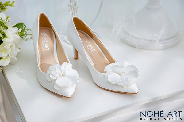 Giày cưới Nghé Art đính hoa lụa trắng 373 - Trắng