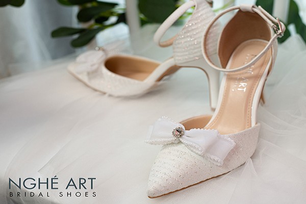 Giày cưới Nghé Art ren kim tuyến nơ 402 - Trắng