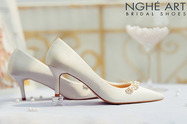 Giày cưới Nghé Art lụa satin trắng nhánh hoa kim loại 325 - Trắng - 8 phân 5