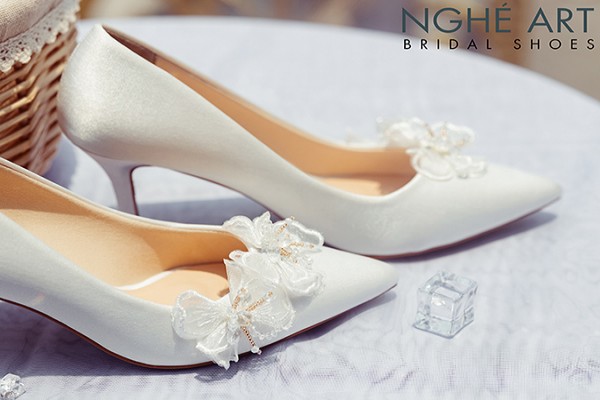 Giày cưới Nghé Art satin trắng đính bướm voan 335 - Trắng - 8 phân 5