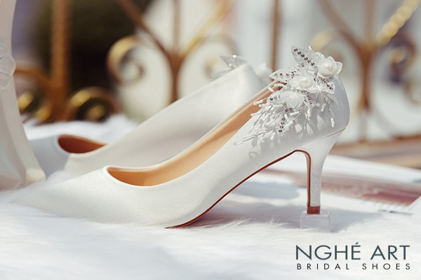 Giày cưới Nghé Art satin trắng gót đính nhành hoa 337 - Trắng - 8 phân 5