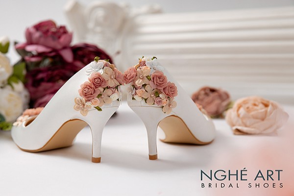 Giày cưới Nghé Art lụa satin màu trắng đính dãy hoa 356 - Trắng - 8 phân 5