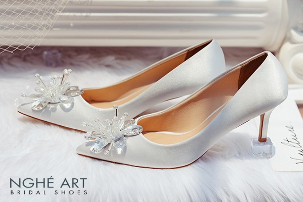Giày cưới Nghé Art satin trắng đính đoá hoa pha lê 336 - Trắng - 8 phân 5