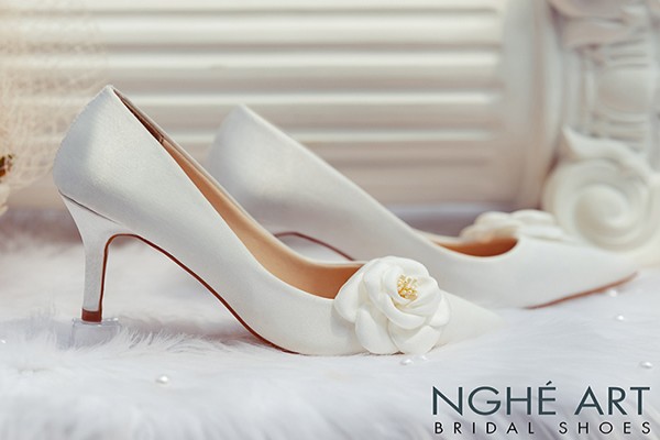 Giày cưới Nghé Art satin trắng đính hoa lụa 334 - Trắng - 8 phân 5