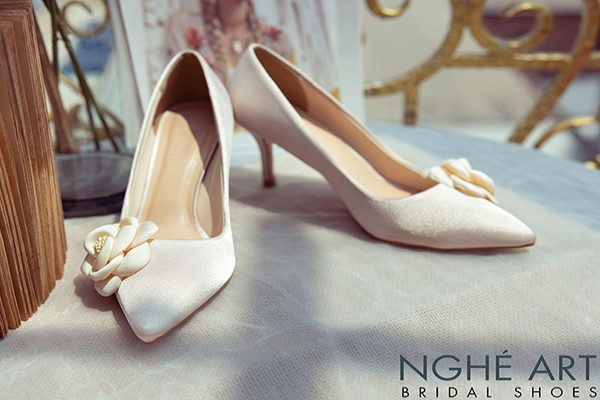 Giày cưới Nghé Art satin trắng đính hoa lụa 334 - Nude - 8 phân 5