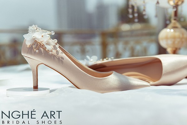 Giày cưới Nghé Art satin trắng gót đính nhành hoa 337 - Nude - 8 phân 5
