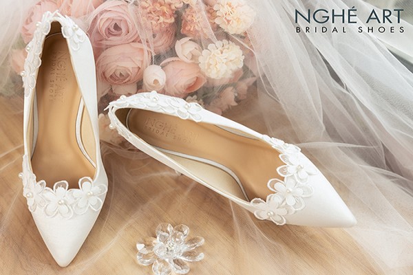 Giày cô dâu Nghé Art lụa satin hoa voan 422 - Trắng - 8 phân 5