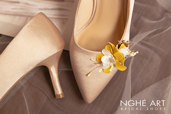 Giày cô dâu Nghé Art lụa satin hoạ tiết hoa vàng 423 - Nude - 8 phân 5