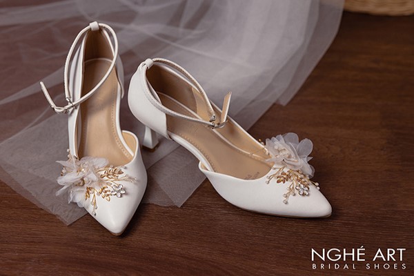 Giày cưới Nghé Art khoét eo đính hoạ tiết hoa 288 - Trắng - 7 phân