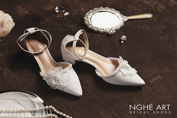Giày cô dâu Nghé Art viền ngọc trai đính hoa 443 - Trắng - 6 phân