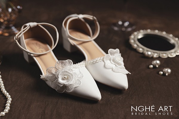 Giày cô dâu Nghé Art viền ngọc trai đính hoa 443 - Trắng - 4 phân