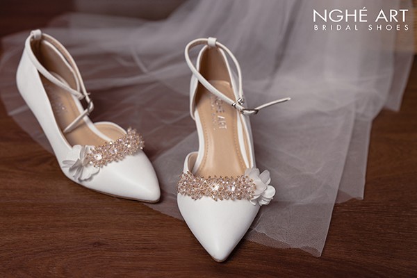 Giày cưới Nghé Art hở eo đính pha lê 364 - Trắng - 7 phân