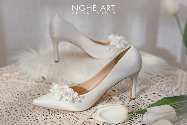 Giày cưới Nghé Art cao gót lụa satin dãy hoa 460-416-8p5 - Trắng - 7 phân