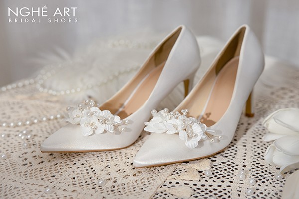 Giày cưới Nghé Art cao gót lụa satin dãy hoa 460-416-8p5 - Trắng - 8 phân 5