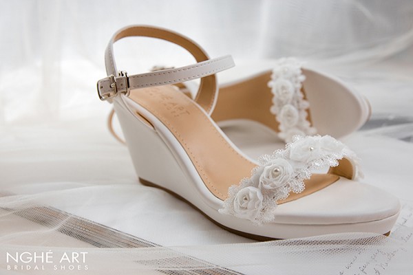 Giày cưới Nghé Art sandal gót xuồng ren hoa hồng trắng 472-236T - Trắng - 8 phân