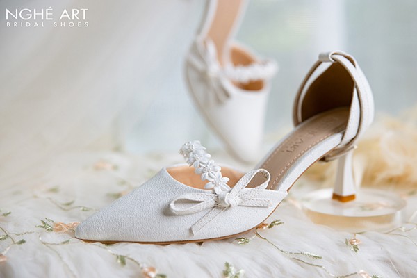 Giày cô dâu Nghé Art quai hoa và nơ 477-428T - Trắng - 7 phân