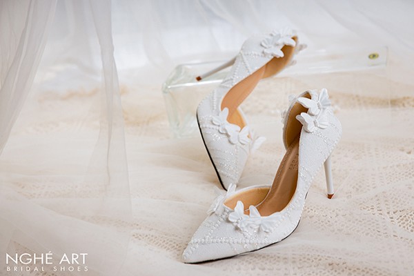 Giày cưới Nghé Art ren đính bướm 465 - Trắng - 7 phân