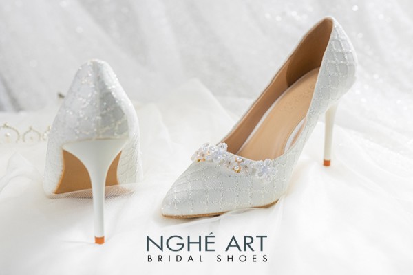 Giày cô dâu Nghé Art bọc ren trắng đính kết hoa nhí 512 - Trắng - 10 phân