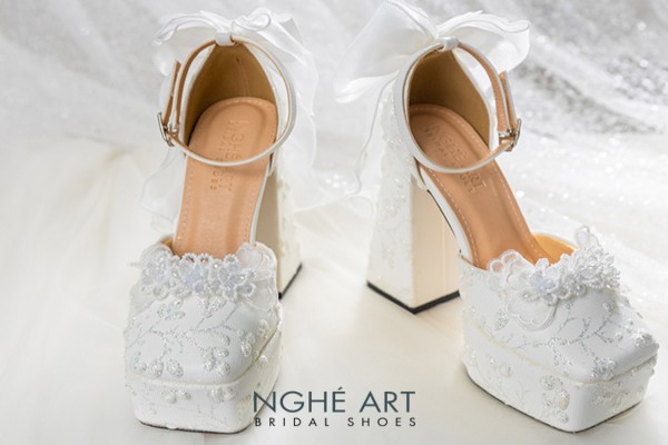 Giày cưới Nghé Art mũi vuông đúp bọc ren gót đính nơ 511-470 - Trắng - 13 phân