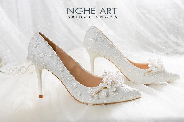 Giày cưới Nghé Art hoạ tiết ren trái tim đính nhánh hoa 516 - Trắng - 10 phân
