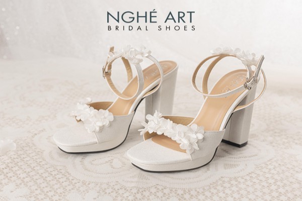 Giày cưới Nghé Art form sandal hoa xếp trắng 503 - Trắng - 12 phân