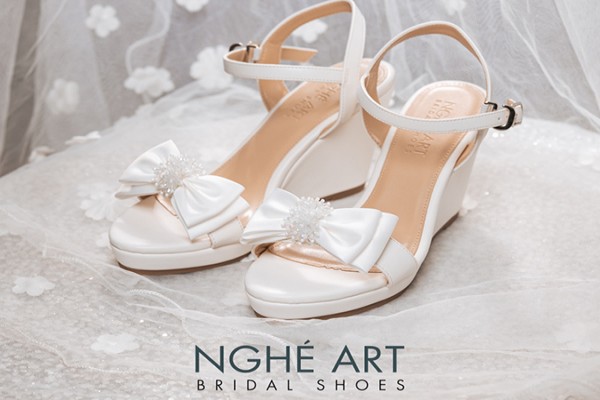 Giày cưới Nghé Art dáng xuồng đính nơ và hoa pha lê 519-236T - Trắng - 8 phân