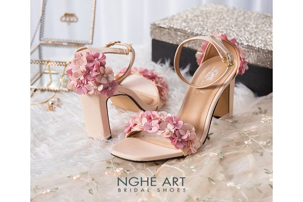Giày cưới Nghé Art form sandal đính hoa tú cầu tone màu hồng 534-230-9p-da-nude - Nude - 9 phân