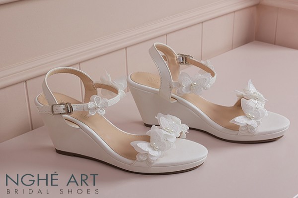 Giày cưới Nghé Art đế xuồng đính cánh hoa hồ điệp trắng 572-236-8P-DA-TRANG - Trắng - 8 phân